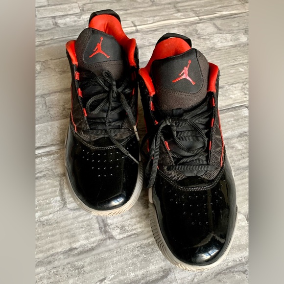 JORDAN: STAY LOYAL “BRED” MEN’S SNEAKERS - Picture 6 of 13